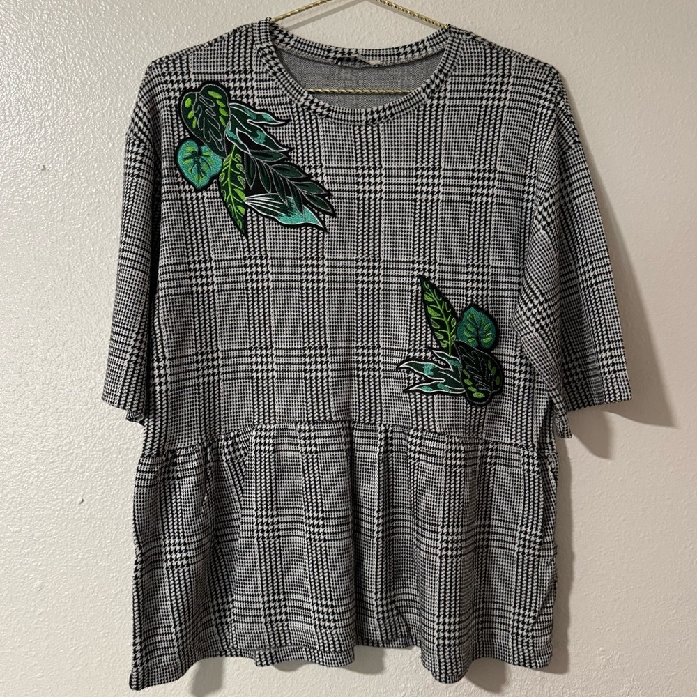 Zara Trafaluc Black & White Houndstooth Pattern Knit Top Leaf Embellishment